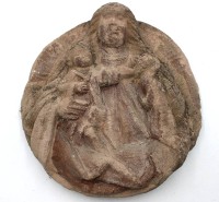 Auktion 364<br>frühes Wandrelief, Maria mit Kind, wohl 17. Jhd., Altersspuren, ca. D-35cm