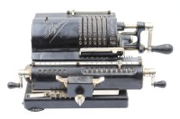 Auktion 364<br>alte Rechenmaschine, Lipsia, Alters.u. Gebrauchsspuren, Funktion nicht geprüft, ca. H-11cm B-24,5cm
