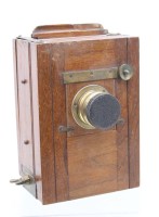 Auktion 364<br>antike Holz-Balgenkamera, wohl Frankreich, Altersspuren, ca. H-19cm B-13cm