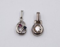 Auktion 364<br>2x div. Silber-Anhänger, 925/835er , je mit Steinbesatz, zus. 2,4gr., L-ca. 2cm