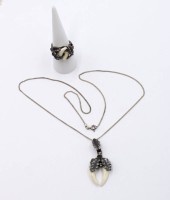 Auktion 364<br>2 Teile jagdl. Schmuck, 925er Silber-Ring und 835er Kette mit 925er Anhänger, RG 56, Kette L-50cm Anh. 4cm, bei Rin ein Zahn beschädigt