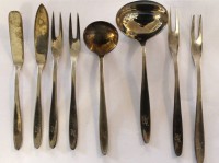 Auktion 364 / Los 11036 <br>8x div. Vorlegeteile, 800er Silber, 328gr., Ziermonogramm "AK", Manufaktur Wirths