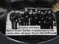 Auktion 364<br>Gedenkstein aus Kohle für Verband deutscher Soldaten mit 2 Fotos sowie Bergmann Figur  aus Bronze? und Werkzeug, H-20 cm, B-24 cm
