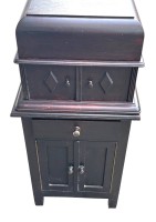 Auktion 364 / Los 16081 <br>Grammophon mit Schrank, einigen Schellackplatten, Werk defekt