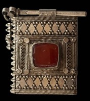 Auktion 364<br>antikes Utensilo?? Koran-Box oder ähnliches, wohl arabisch/Beduinen, Silber geprüft, mittig mit Karneol, 94,3 gr., ca. 7x6  cm, Yemen-Oman?