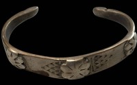 Auktion 364 / Los 1312 <br>massive antike versilberte Armspange, wohl Afrika?, B-6 cm