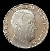 Auktion 364<br>MEDAILLE ADOLF HITLER 1889-1945, versilbert, D-3,5 cm