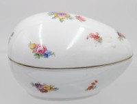 Auktion 364<br>Zierdose in Eiform, Fronold Lebensmittel gemarkt, Blumendekor, H-10cm B-15cm