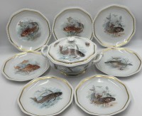 Auktion 364<br>Fisch Terrine und 7 Fischteller "Rosenthal" Entw. Phillip Rosenthal, Form Maria weiss mit Fischdekor, H-17 cm, D-22 cm, Teller D-22 cm, guter Zustand