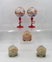 Auktion 364 / Los 10033 <br>7 Teile Weihnachtsdekoration in Lauscher-Art, 2x Stand-Leuchter (1x beschädigt), 2x Stand für Weihnachtskugeln, 3x kl. Häuschen (1x Beschädigt), Halter ca. H-26cm