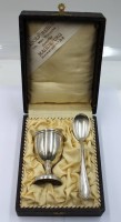 Auktion 364<br>Taufgeschenk, Eierbecher und Löffel, 800er Silber, Gravur "Rosemaria", datiert 1925, in Kasten (riecht streng)