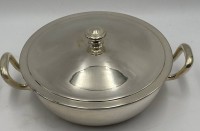 Auktion 364 / Los 11048 <br>Schale mit Deckel, Hotelsiber von "Wellner" guter ZustandH-12 cm, D-20 cm, mit Griffen 25 cm