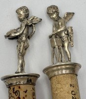 Auktion 364<br>2 Korkenhalter, Putti, versilbert, 1x fehlt ein Flügel, H-ca. 6 cm