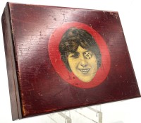 Auktion 364<br>Holzkasten mit Mädchengesicht "Koh-I-Noor" Druckknöpfe, H-5 cm, 17x22 cm