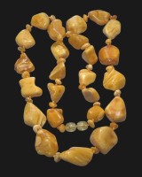 Auktion 364<br>gelbe Bernstein-Halskette im Verlauf, L-ca. 60 cm, 33 gr.