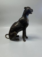 Auktion 373<br>sitzende Panther- oder Gepardenfigur aus Bronze wohl 19. Jhd., unsigniert, ca. H-23cm