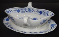 Auktion 364<br>Sauciere  "Meissen" Zwiebelmuster, beidseitig Henkel, Schwertermarke mit Unterstrich, H-10 cm, L-32 cm