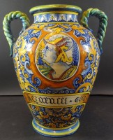 Auktion 364 / Los 9041 <br>italienische Fayence Vase, bescrhriftet "Aczarucci con", H-35 cm, B-28 cm, aufwendig handbemalt, gut erhalten