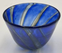 Auktion 364<br>Kunstglas-Schale, unleserl. signiert, H-7,5 cm, D-10 cm