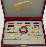 Auktion 371<br>Kasten mit Double Armschmuck, div. bunte Armb&auml;nder "Cabochon" zum Wechseln? Kasten 34x24 cm, wohl nicht vollst&auml;ndig