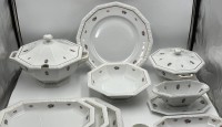Auktion 364<br>10x grosse Geschirrteile "Rosenthal" Form Maria weiss mit Blümchen, Entwurf Phillip Rosenthal, runde Platte D-34 cm, 1x Terrine altrissig