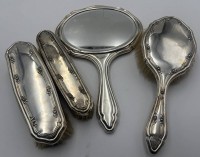 Auktion 364 / Los 11074 <br>4 tg. Toilettenset Silber-800-, Handspiegel und drei Bürsten, alles guter Zustand, Gesamt 685 gramm, L-Spiegel, 25 cm