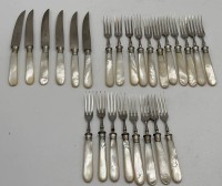 Auktion 364<br>25 Teile Obstbesteck mit Perlmutt-Griffen, L-16 cm