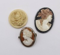 Auktion 364<br>2x div. Gemmen sowie eine kl. Beinschnitzerei, älter, Größte ca. 3 x 2,3cm