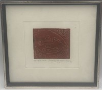 Auktion 364 / Los 5038 <br>Linolschnitt oder Holzschnitt, der ein stilisiertes Vogel- und Fischmotiv darstellt  „Mosaico del pajaro y del pez“ (Mosaik des Vogels und des Fisches)., sign. Gfer, 1974, ger/Glas, 30x32 cm