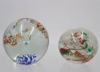 Auktion 364<br>2x div. Paperweights mit farbigen Einschmelzungen, ca. H-8 u. 7cm