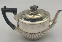 Auktion 364 / Los 11092 <br>engl. Teekanne, plated, Queen Ann Decor, Kunststoff-Griff beschädigt, H-17 cm