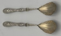 Auktion 364<br>2 Vorlegelöffel mit Silbergriffen, L-22 cm, zus. 102 gr