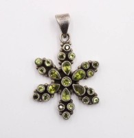Auktion 365 / Los 1008 <br>sternförmiger Silberanhänger mit Peridot-Besatz, 14,3gr., ca. L-5cm