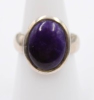 Auktion 365 / Los 1017 <br>925er Si9lber-Ring, lila Cabochon, 8,3gr., RG 57