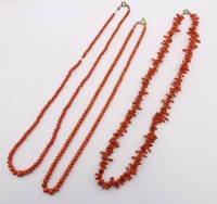 Auktion 365 / Los 1019 <br>3x div. ältere Korallen-Halsketten, 2x Kugeln im Verlauf, Altersspuren, ca. L-52cm