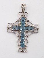 Auktion 365 / Los 1024 <br>925er Kreuzanhänger, Blautopase, ca. 4,5 x 3cm, 6,5gr.