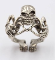 Auktion 365 / Los 1028 <br>figürlicher Silber-Ring, Skelett, 35gr., offene Schiene