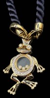 Auktion 365 / Los 1043 <br>gedrehte Stoff-Halskette mit grossen, beweglichen Froschanhänger "Pierre Lang" goldfarben mit klaren Steinen, Kette ca. 42 cm, Anhänger 6cm
