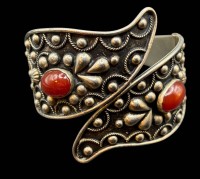 Auktion 365<br>massives silberfarbenes Armband mit Klappscharnier, 2 braune Cabouchons, 45,5 cm