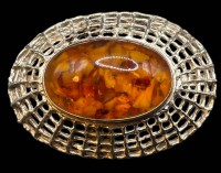 Auktion 365 / Los 1048 <br>ovale Brosche mit Bernstein, Silber-835-, Fischland, 4x3 cm, 10,9 gr