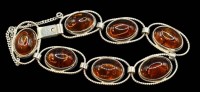 Auktion 365 / Los 1050 <br>Silberarmband mit Bernsteinen, 3 div. undeutliche Punzen (Minerva-Kopf?), ca. 19 cm, Sicherheitskette, 17,7 gr