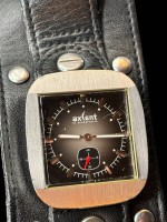 Auktion 365<br>Axcent of Scandinavia-X1000 Rocker c DESIGN BY Daniel Jakobsson Quartz watch stainless Steel , made in Japan. breites Lederarmband, Werk läuft, guter Zustand, ca. 3,8x4 cm