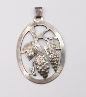 Auktion 365<br>gr. 800er Silber-Anhänger, Trauben, wohl 40er Jahre, 11,3gr., L-7cm