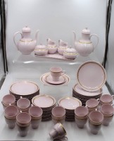 Auktion 365<br>Kaffeeservice, Hutschenreuther, Porcelaine Rosé, 2x Kaffeekannen, je 2x Milch und Zucker, kl. Tablett, 24x Tassen, 20x U.T., 23 x Kuchenteller,