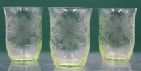 Auktion 365<br>3x Gläser, Uranglas, älter, floral beschliffen, ca. H-9,8cm