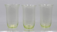 Auktion 365 / Los 10007 <br>3x schlichte Gl&auml;ser, Uranglas, je ca. H-11,5cm