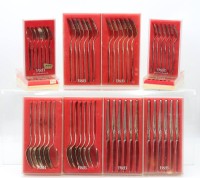 Auktion 365<br>Besteck, Robbe &amp; Berking, 90er Auflage, Serie Royal, je 12x Messer, Gabeln, Esslöffel, Kuchengabeln und Kaffeelöffel, je in  Kästen