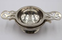 Auktion 365 / Los 11007 <br>Teesieb und kl. Abtropfschale, Sterling, England, zus. ca. 88,4gr.