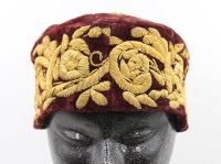 Auktion 365 / Los 13002 <br>bestickte Kappe wohl Afrika, &auml;lter, Tragespuren