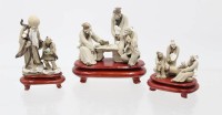 Auktion 365 / Los 15504 <br>3x kl. Figurengruppen, sogen. Mudmen, China, neuzeitl. , je auf Holz, ca. H-6cm bis 9cm